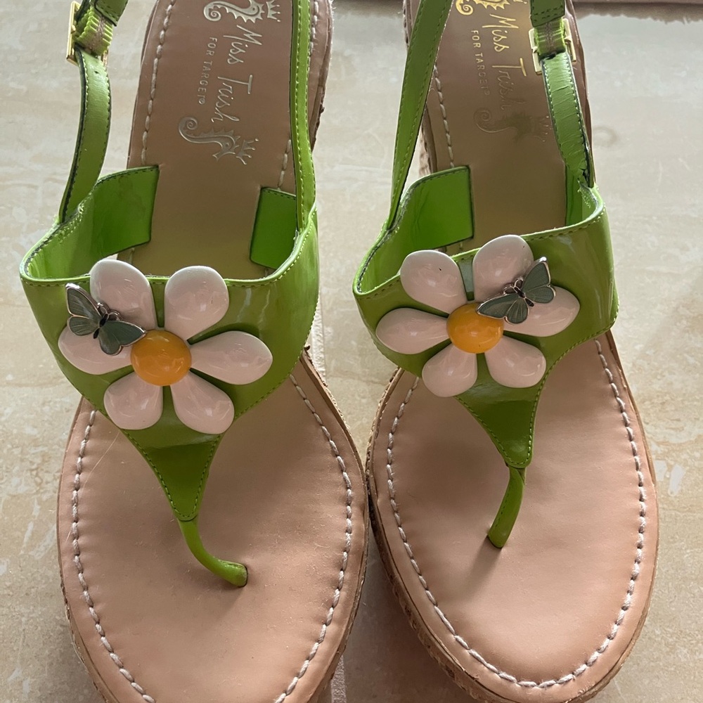 Sandal Wedges. Miss Trish. Green faux leather with flower.5” heel